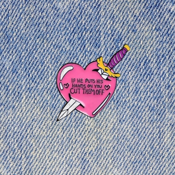 BOUTIQUE | SMALL CUTE FEMINIST PIN